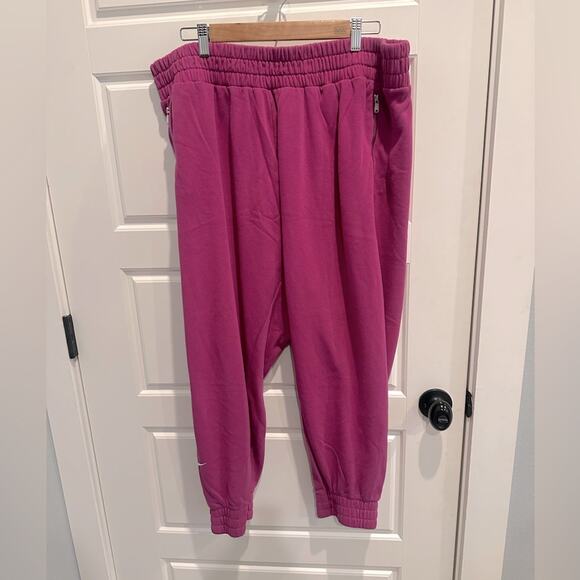 Nike Women’s Logo Swoosh Jogger Sweatpants - Picture 1 of 3